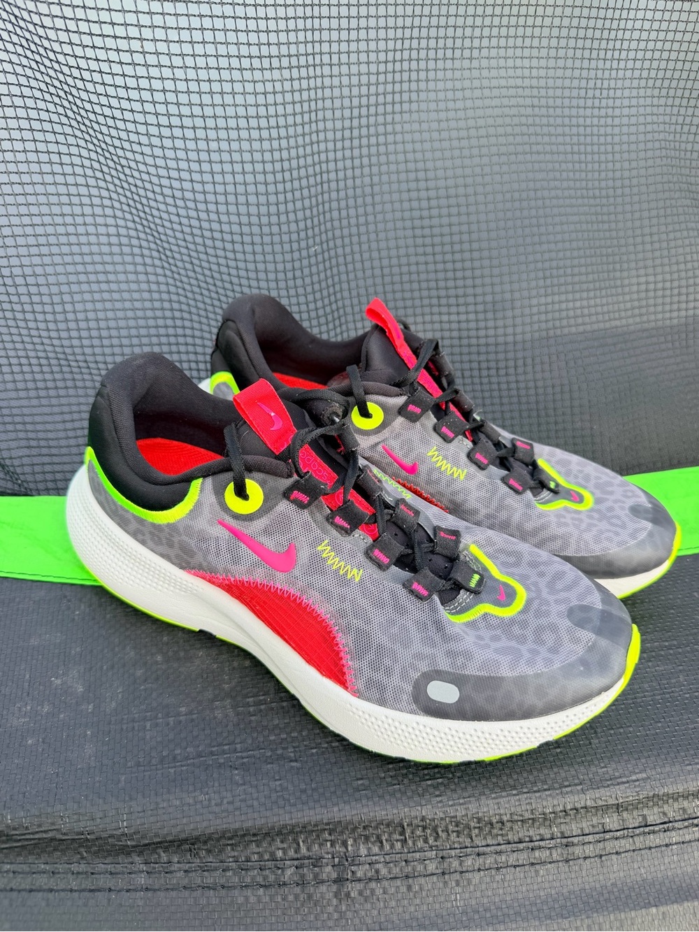 Nike React Escape Run Street Gray Hyper Pink Running Shoes Womens Size: 9.5